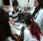 Aula prática da turma de análises clinica no laboratório São Paulo