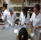 Aula prática da turma de Análises clínicas no laboratório da Uema